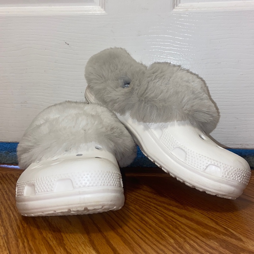 Crocs white fur lined clogs Women’s 7